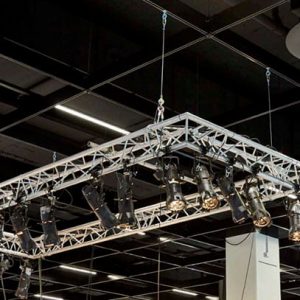 Parodų, koncertų salių įrangos kabinimo sistema - HVG VERSOGRID Halfen Denia Solutions pavyzdys 3